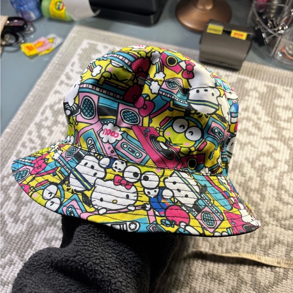 Hello Kitty X Zumba Bundle- Crossbody, Bucket Hat, Tote - Picture 7 of 12